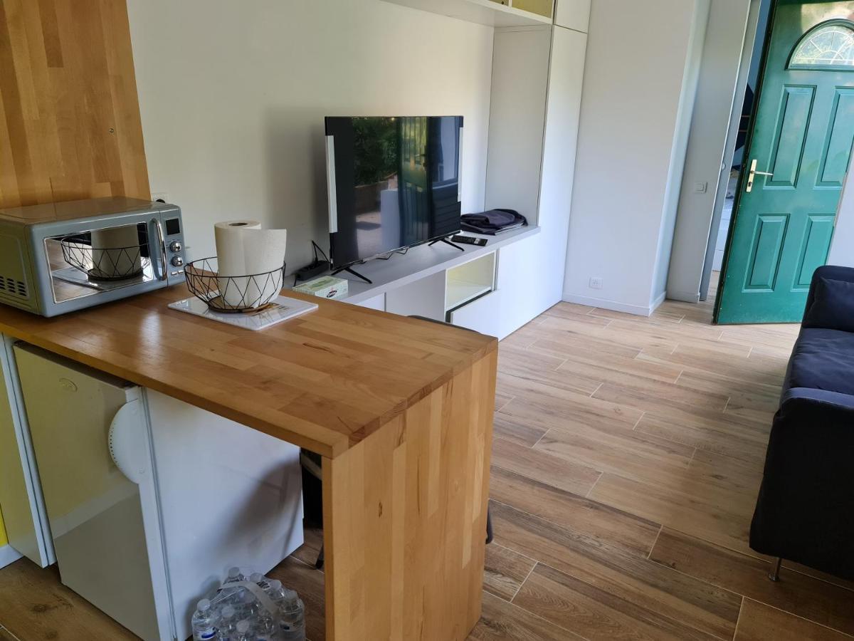 Dependance-appartement Dans Maison A *